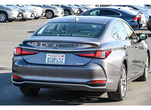 
								Used 2020 Lexus ES 300h full									